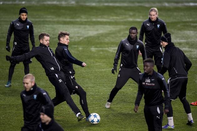 Fußball, Champions League, Malmö FF Training 151123 Malmö FFs Kari Arnason och Markus Rosenberg i kamp om bollen under en träning inför fotbollsmatchen i Champions League den 23 november 2015 i Malmö.  Copyright: PETTERxARVIDSON BB151123PA002