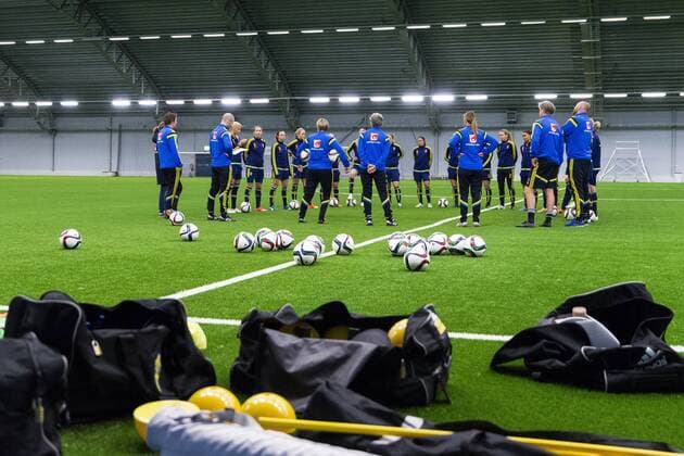 Fußball, Damen, WM, Nationalteam Schweden Training 151123 Sveriges förbundskapten Pia Sundhage samlar alla spelare under en träning med det svenska damlandslaget i fotboll den 23 november 2015 i Stockholm.  Copyright: ANDREASxLxERIKSSON BB151123BB094