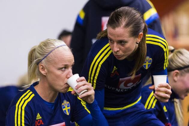 Fußball, Damen, WM, Nationalteam Schweden Training 151123 Sveriges Caroline Seger och Lotta Schelin under en träning med det svenska damlandslaget i fotboll den 23 november 2015 i Stockholm.  Copyright: ANDREASxLxERIKSSON BB151123BB102