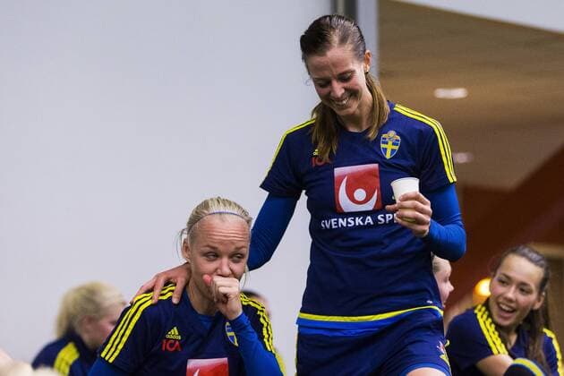 Fußball, Damen, WM, Nationalteam Schweden Training 151123 Sveriges Caroline Seger och Lotta Schelin under en träning med det svenska damlandslaget i fotboll den 23 november 2015 i Stockholm.  Copyright: ANDREASxLxERIKSSON BB151123BB105