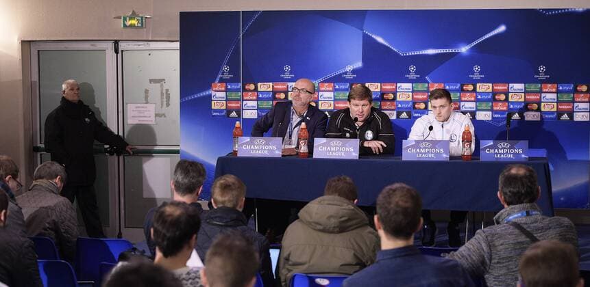 Fußball, Champions League, KAA Gent PK - LYON, FRANCE: Gent s head coach Hein Vanhaezebrouck and Gent s Thomas Foket pictured during a press conference PK Pressekonferenz of KAA Gent, in Lyon, France, Monday 23 November 2015. Belgian first league soccer team KAA Gent will play tomorrow its fifth game in the group H, in the group stage of the Uefa Champions League competition against French club Olympique Lyonnais . YORICKxJANSENS  x04744880x