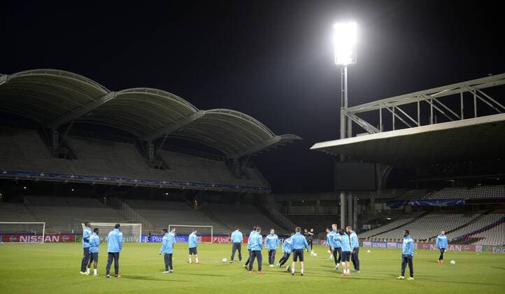 Fußball, Champions League, KAA Gent Training - LYON, FRANCE: Gent s players pictured during a training session of KAA Gent, in Lyon, France, Monday 23 November 2015. Belgian first league soccer team KAA Gent will play tomorrow its fifth game in the group H, in the group stage of the Uefa Champions League competition against French club Olympique Lyonnais . YORICKxJANSENS  x04744889x