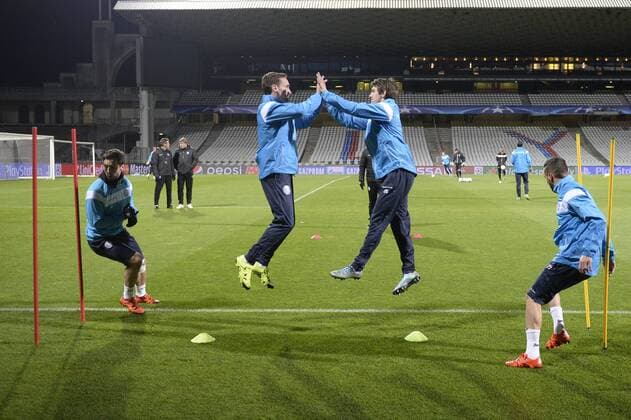Fußball, Champions League, KAA Gent Training - LYON, FRANCE: Gent s Sven Kums and Gent s Benito Raman pictured during a training session of KAA Gent, in Lyon, France, Monday 23 November 2015. Belgian first league soccer team KAA Gent will play tomorrow its fifth game in the group H, in the group stage of the Uefa Champions League competition against French club Olympique Lyonnais . YORICKxJANSENS  x04744891x