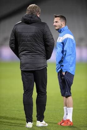 Fußball, Champions League, KAA Gent Training - LYON, FRANCE: Gent s head coach Hein Vanhaezebrouck and Gent s Danijel Milicevic pictured during a training session of KAA Gent, in Lyon, France, Monday 23 November 2015. Belgian first league soccer team KAA Gent will play tomorrow its fifth game in the group H, in the group stage of the Uefa Champions League competition against French club Olympique Lyonnais . YORICKxJANSENS  x04744897x