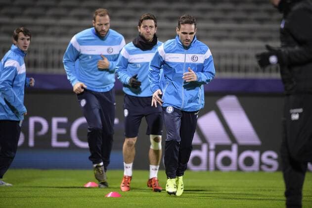Fußball, Champions League, KAA Gent Training - LYON, FRANCE: Gent s Laurent Depoitre, Gent s Brecht Dejaegere and Gent s Sven Kums pictured during a training session of KAA Gent, in Lyon, France, Monday 23 November 2015. Belgian first league soccer team KAA Gent will play tomorrow its fifth game in the group H, in the group stage of the Uefa Champions League competition against French club Olympique Lyonnais . YORICKxJANSENS  x04744899x