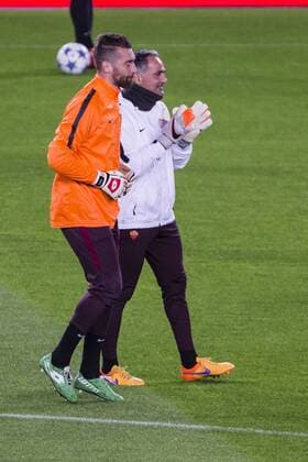 Fußball, Champions League, AS Rom Training SPAIN - Nov,23th: De Sanctis during the Last training before the match between FC Barcelona Barca - AS Roma, for the round 5 of the Liga BBVA, played at Camp Nou Stadium on 23th Nov 2015 in Barcelona, Spain. (Credit: Mikel Trigueros Urbanandsport Cordon Press) 