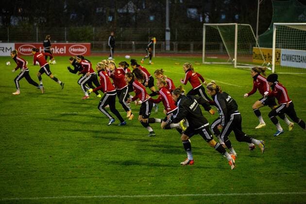 GER, Oeffentliches Training Deutsche Frauen-Nationalmannschaft 23.11.2015, Bezirkssportanlage Ueberruhr, Essen, im Bild Trainingseinheit des Teams von Silvia Neid nphxRauch