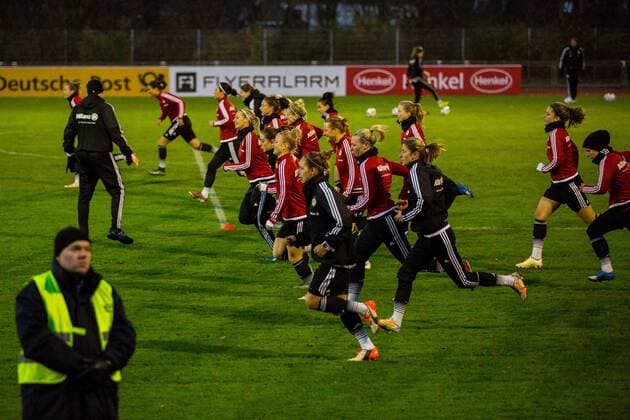 GER, Oeffentliches Training Deutsche Frauen-Nationalmannschaft 23.11.2015, Bezirkssportanlage Ueberruhr, Essen, im Bild Trainingseinheit des Teams von Silvia Neid nphxRauch