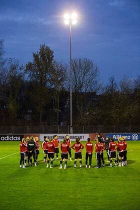 GER, Oeffentliches Training Deutsche Frauen-Nationalmannschaft 23.11.2015, Bezirkssportanlage Ueberruhr, Essen, im Bild Trainingseinheit des Teams von Silvia Neid nphxRauch
