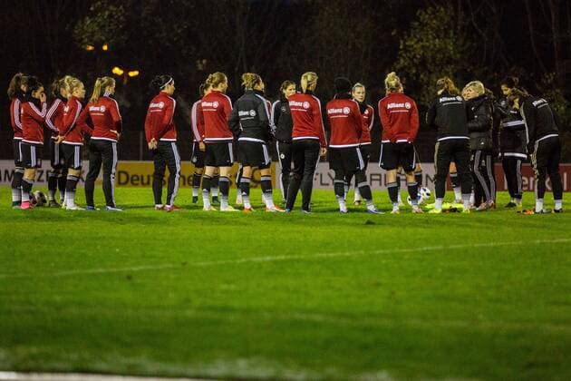 GER, Oeffentliches Training Deutsche Frauen-Nationalmannschaft 23.11.2015, Bezirkssportanlage Ueberruhr, Essen, im Bild Trainingseinheit des Teams von Silvia Neid nphxRauch