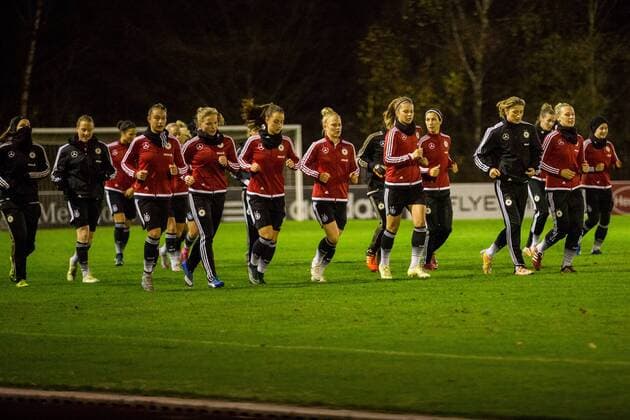 GER, Oeffentliches Training Deutsche Frauen-Nationalmannschaft 23.11.2015, Bezirkssportanlage Ueberruhr, Essen, im Bild Trainingseinheit des Teams von Silvia Neid nphxRauch
