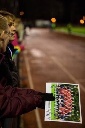 GER, Oeffentliches Training Deutsche Frauen-Nationalmannschaft 23.11.2015, Bezirkssportanlage Ueberruhr, Essen, im Bild zahlreiche Fans und Autogrammjaeger sind zum Training erschienen nphxRauch