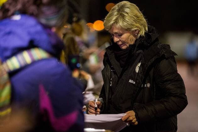 GER, Oeffentliches Training Deutsche Frauen-Nationalmannschaft 23.11.2015, Bezirkssportanlage Ueberruhr, Essen, im Bild Silvia Neid (Bundestrainerin Frauennationalmannschaft) schreibt nach dem Training Autogramme nphxRauch