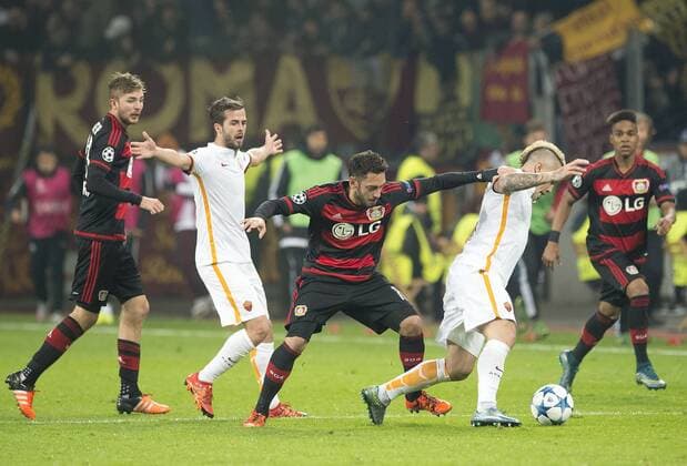 Kampf um den Ball mit v.l. Christoph KRAMER (LEV), Alessandro FLORENZI (Rom), Hakan CALHANOGLU (LEV), Radja NAINGGOLAN (Rom), WENDELL (LEV), Aktion, Fussball Champions League,Vorrunde, 3. Spieltag, Gruppe E, Bayer 04 Leverkusen (LEV) - AS Rom 4:4, am 20.10.2015 in Leverkusen Deutschland.