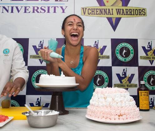 Champions Tennis League 2015, Chennai, Heather Watson (GBR) dekoriert eine Torte im Kochstudio, Tennis - Champions Tennis League 2015 - - - Chennai - Tamil Nadu - India.