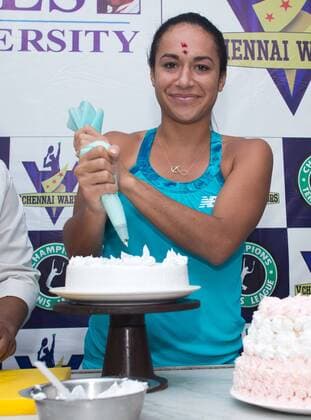 Champions Tennis League 2015, Chennai,Heather Watson (GBR) dekoriert eine Torte im Kochstudio, Tennis - Champions Tennis League 2015 - - - Chennai - Tamil Nadu - India.