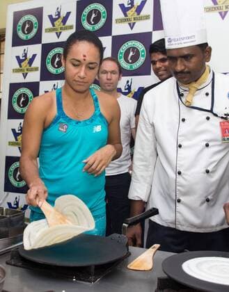 Champions Tennis League 2015, Chennai,Heather Watson (GBR) kocht ein Dosa im Kochstudio, Tennis - Champions Tennis League 2015 - - - Chennai - Tamil Nadu - India.