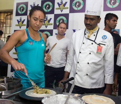Champions Tennis League 2015, Chennai,Heather Watson (GBR) kocht ein Dosa im Kochstudio, Tennis - Champions Tennis League 2015 - - - Chennai - Tamil Nadu - India.