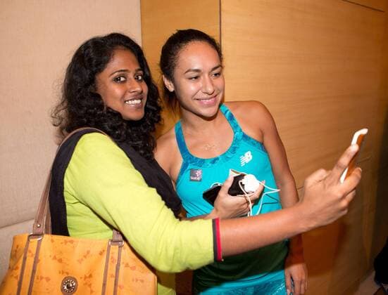 Champions Tennis League 2015, Chennai, Heather Watson (GBR) macht ein Selfie mit Fan, Tennis - Champions Tennis League 2015 - - - Chennai - Tamil Nadu - India.