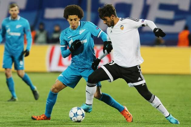 FuÃŸball, Champions League, Zenit St. Petersburg - FC Valencia ST. PETERSBURG, RUSSIA. NOVEMBER 24, 2015. Zenit s Axel Witsel (L) and Valencia s Andre Gomes fight for the ball in their 2015 16 Season UEFA Champions League Group H Round 5 football match at Petrovsky Stadium. Alexander Demianchuk TASS  TS012834