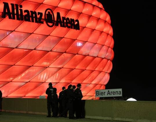Fußball, Champions League, Sicherheitsvorkehrungen in München SOCCER - CL, Bayern vs Olympiakos MUNICH,GERMANY,24.NOV.15 - SOCCER - UEFA Champions League, group stage, FC Bayern Muenchen vs Olympiakos Piraeus. Image shows police at the Allianz Arena. GEPAxpictures xThomasxBachun