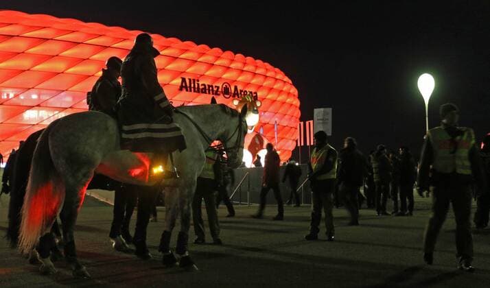 Fußball, Champions League, Sicherheitsvorkehrungen in München SOCCER - CL, Bayern vs Olympiakos MUNICH,GERMANY,24.NOV.15 - SOCCER - UEFA Champions League, group stage, FC Bayern Muenchen vs Olympiakos Piraeus. Image shows police at the Allianz Arena. GEPAxpictures xThomasxBachun