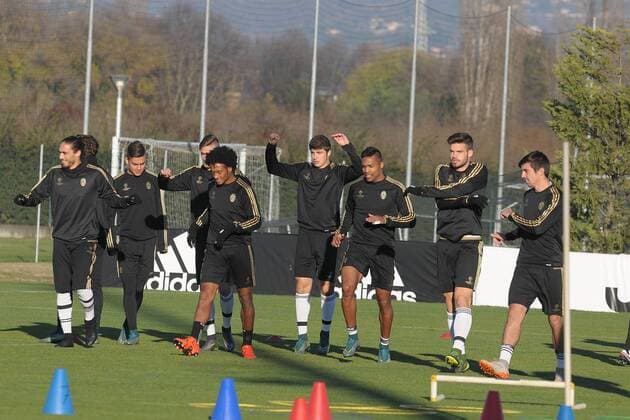 Turin, 24.11.2015 - Fussball - UEFA Champions League 2015 2016 - Training Juventus Turin - i giocatori della juventus durante esercizi di riscaldamento - xHOCHxZWEIx xItalyxPhotoxPressx 