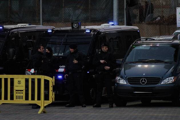 FuÃŸball, Champions League, Sicherheitsvorkehrungen in Barcelona 24.11.2015. Nou Camp, Barcelona, Spain. Champions League. Barcelona versus AS Roma. Police checkpoints who will inspect all visitors and fans for safety xAngelxBoludax  ActionPlus11684056