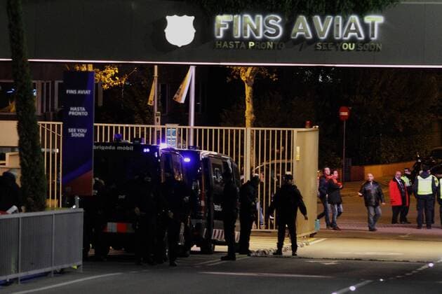 FuÃŸball, Champions League, Sicherheitsvorkehrungen in Barcelona 24.11.2015. Nou Camp, Barcelona, Spain. Champions League. Barcelona versus AS Roma. Police vans control the Stadium access. xAngelxBoludax  ActionPlus11684058