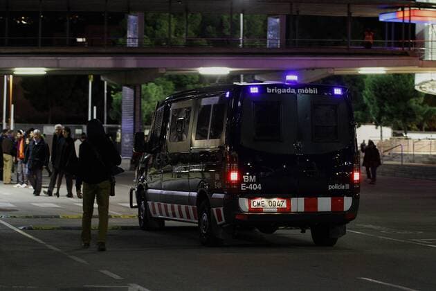 FuÃŸball, Champions League, Sicherheitsvorkehrungen in Barcelona 24.11.2015. Nou Camp, Barcelona, Spain. Champions League. Barcelona versus AS Roma. Armed Police and van inside the Stadium grounds xAngelxBoludax  ActionPlus11684060