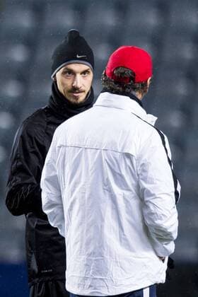 Fußball, Champions League, Paris St. Germain Training 151124 PSG:s tränare Laurent Blanc i samtal med Zlatan Ibrahimovic under en träning inför fotbollsmatchen i Champions League den 24 november 2015 i Malmö.  Copyright: PETTERxARVIDSON BB151124PA142