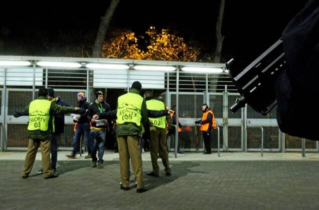 Fußball, Champions League, Sicherheitsvorkehrungen in Barcelona BARCELONA -24 noviembre- ESPANA: medidas de seguridad antes del partido entre el FC Barcelona Barca y la Roma, correspondiente a la Liga de Campeones, el 24 de noviembre del 2015. 