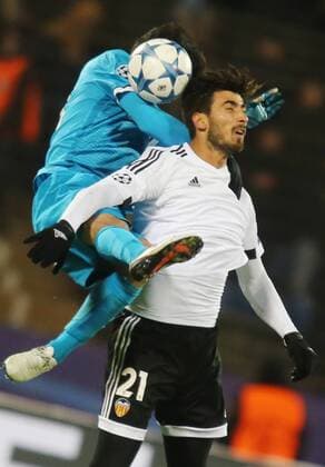 FuÃŸball, Champions League, Zenit St. Petersburg - FC Valencia ST. PETERSBURG, RUSSIA. NOVEMBER 24, 2015. Valencia s Andre Gomes (R) in action in the 2015 16 Season UEFA Champions League Group H Round 5 football match against Zenit St. Petersburg at Petrovsky Stadium. Alexander Demianchuk TASS  TS01284F