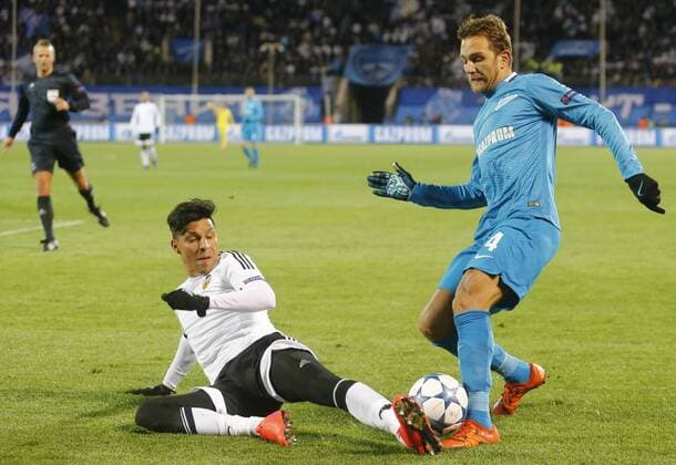 FuÃŸball, Champions League, Zenit St. Petersburg - FC Valencia ST. PETERSBURG, RUSSIA. NOVEMBER 24, 2015. Valencia s Andre Gomes (L) and Zenit s Domenico Criscito fight for the ball in their 2015 16 Season UEFA Champions League Group H Round 5 football match at Petrovsky Stadium. Alexander Demianchuk TASS  TS012851