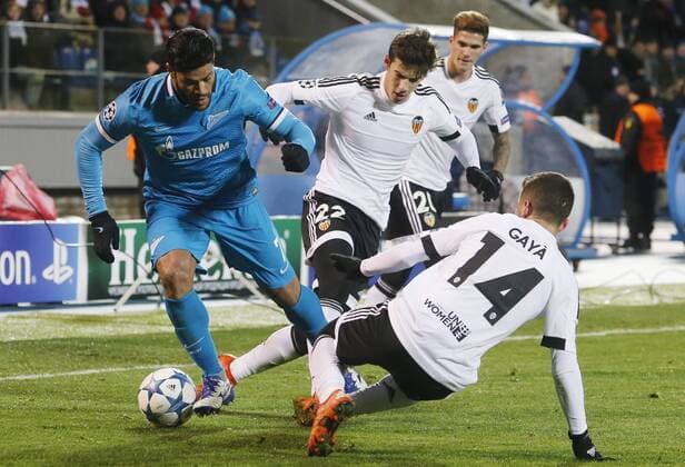 FuÃŸball, Champions League, Zenit St. Petersburg - FC Valencia ST. PETERSBURG, RUSSIA. NOVEMBER 24, 2015. Zenit s Hulk, Valencia s Santiago Santi Mina Lorenzo, Rodrigo De Paul and Jose Luis Gaya (L-R) in action in their 2015 16 Season UEFA Champions League Group H Round 5 football match at Petrovsky Stadium. FC Zenit St. Petersburg won the game 2:0. Alexander Demianchuk TASS  TS01285B