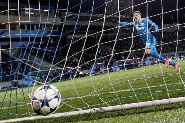 FuÃŸball, Champions League, Zenit St. Petersburg - FC Valencia ST. PETERSBURG, RUSSIA. NOVEMBER 24, 2015. Zenit s Artyom Dzyuba in action in the 2015 16 Season UEFA Champions League Group H Round 5 football match against Valencia CF at Petrovsky Stadium. FC Zenit St. Petersburg won the game 2:0. Alexander Demianchuk TASS  TS012863