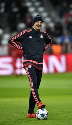 Aufwärmen vor dem Spiel Thomas Müller FC Bayern München hat Spaß Champions League CL Gruppenphase FC Bayern München FCB vs Olympiacos Olympiakos CF Piräus Piraeus 24.11.2015 FC Bayern München FCB vs Olympiacos Olympiakos CF Piräus Piraeus