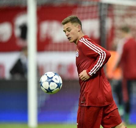 Aufwärmen vor dem Spiel Joshua Kimmich FC Bayern München Champions League CL Gruppenphase FC Bayern München FCB vs Olympiacos Olympiakos CF Piräus Piraeus 24.11.2015 FC Bayern München FCB vs Olympiacos Olympiakos CF Piräus Piraeus
