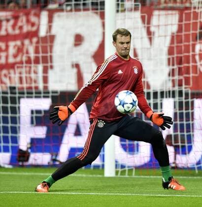 Aufwärmen vor dem Spiel Torwart Manuel Neuer FC Bayern München Champions League CL Gruppenphase FC Bayern München FCB vs Olympiacos Olympiakos CF Piräus Piraeus 24.11.2015 FC Bayern München FCB vs Olympiacos Olympiakos CF Piräus Piraeus