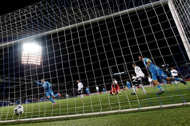 FuÃŸball, Champions League, Zenit St. Petersburg - FC Valencia ST. PETERSBURG, RUSSIA. NOVEMBER 24, 2015. Valencia s players concede a goal in the 2015 16 Season UEFA Champions League Group H Round 5 football match against Zenit St. Petersburg at Petrovsky Stadium. FC Zenit St. Petersburg won the game 2:0. Alexander Demianchuk TASS  TS012864