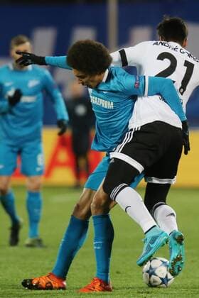 FuÃŸball, Champions League, Zenit St. Petersburg - FC Valencia ST. PETERSBURG, RUSSIA. NOVEMBER 24, 2015. Zenit s Axel Witsel (L) and Valencia s Andre Gomes fight for the ball in their 2015 16 Season UEFA Champions League Group H Round 5 football match at Petrovsky Stadium. FC Zenit St. Petersburg won the game 2:0. Alexander Demianchuk TASS  TS012866