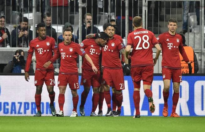 TOR zum 1:0 durch Douglas Costa FC Bayern München (Mitte) Champions League CL Gruppenphase FC Bayern München FCB vs Olympiacos Olympiakos CF Piräus Piraeus 24.11.2015 FC Bayern München FCB vs Olympiacos Olympiakos CF Piräus Piraeus