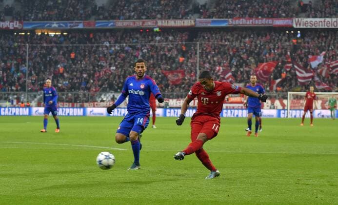 24.11.2015, Fussball Championsleague 2015 2016, Vorrunde, 5.Spieltag, FC Bayern München - Olympiakos Piräus, in der Allianz-Arena München. Torschuss zum 1:0 von Douglas Costa (FC Bayern München). Omar Elabdellaoui (Piräus) kann nur zuschauen. 