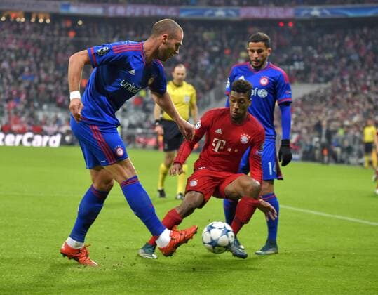 24.11.2015, Fussball Championsleague 2015 2016, Vorrunde, 5.Spieltag, FC Bayern München - Olympiakos Piräus, in der Allianz-Arena München. li: Pajtim Kasami (Piräus) gegen Kingsley Coman (Bayern München). 