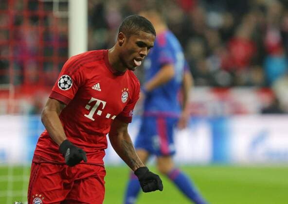 Douglas COSTA, FCB 11 Torjubel, Jubel nach dem Tor zum 1-0 FC BAYERN MUENCHEN - FC OLYMPIAKOS PIRAEUS GRUPPENPHASE, Fussball UEFA Champions League, Muenchen, 24.11.2015 CL Saison 2015 2016, FCB, Muenchen