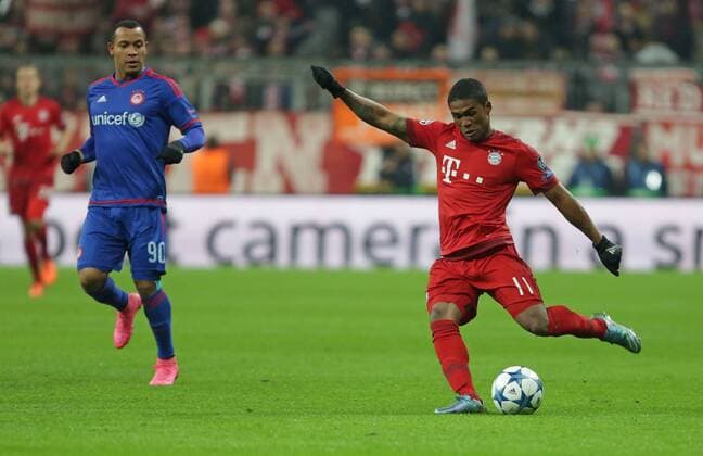Douglas COSTA, FCB 11 Torschuss, schiesst das Tor zum 1-0 FC BAYERN MUENCHEN - FC OLYMPIAKOS PIRAEUS GRUPPENPHASE, Fussball UEFA Champions League, Muenchen, 24.11.2015 CL Saison 2015 2016, FCB, Muenchen