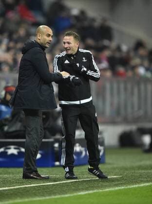 Vierter Offizieller Schiedsrichter Mehmet Culum (SWE) zeigt Trainer Coach Josep Pep Guardiola FC Bayern München die Coaching Zone Champions League CL Gruppenphase FC Bayern München FCB vs Olympiacos Olympiakos CF Piräus Piraeus 24.11.2015 FC Bayern München FCB vs Olympiacos Olympiakos CF Piräus Piraeus