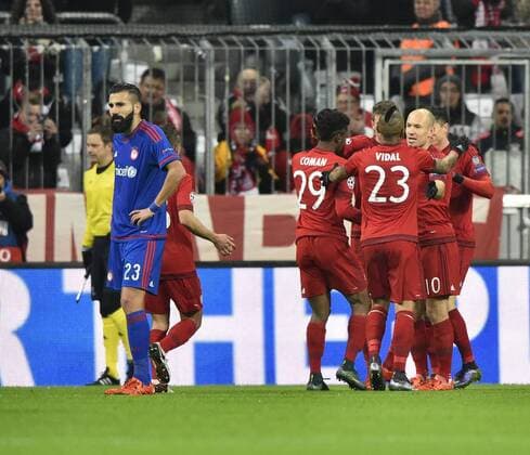 TOR zum 2:0 durch Robert Lewandowski FC Bayern München (rechts) Enntäuschung bei Dimitris Siovas Olympiakos CF Piräus Piraeus (links) Champions League CL Gruppenphase FC Bayern München FCB vs Olympiacos Olympiakos CF Piräus Piraeus 24.11.2015 FC Bayern München FCB vs Olympiacos Olympiakos CF Piräus Piraeus