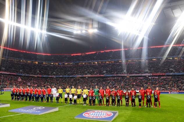FUSSBALL CHAMPIONS LEAGUE SAISON 2015 2016 GRUPPENPHASE FC Bayern Muenchen - Olympiakos Piraeus 24.11.2015 Die Mannschaften von vom Olympiakos Piraeus und FC Bayern nehmen Aufstellung 