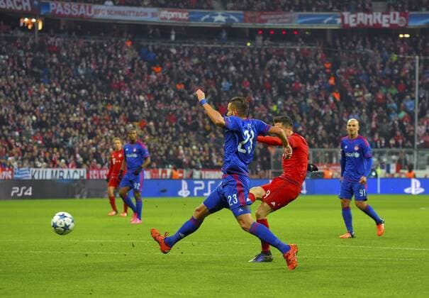24.11.2015, Fussball Championsleague 2015 2016, Vorrunde, 5.Spieltag, FC Bayern München - Olympiakos Piräus, in der Allianz-Arena München. Torschuss zum 2:0 von Robert Lewandowski (re, FC Bayern München). 